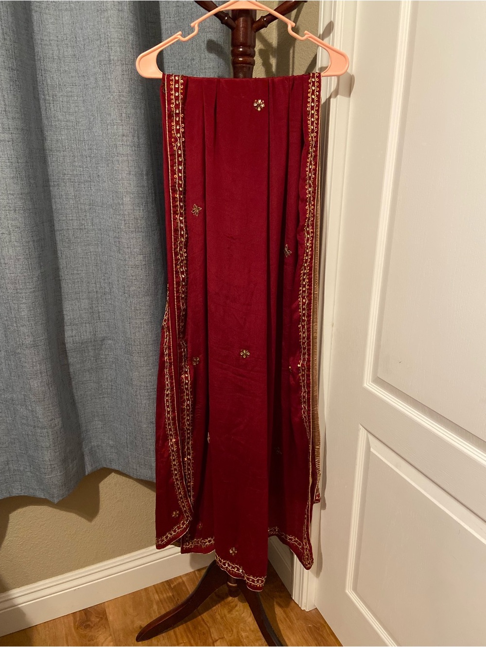 Elegant Pure Dasheen Burgundy Indian Women's Scarf Dupatta Shawl Gold Embroidery - Picture 3 of 6